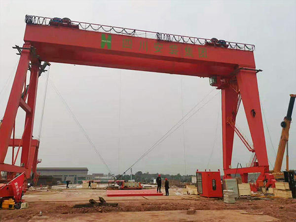 <strong>湖北荆州龙门吊看似笨重</strong>